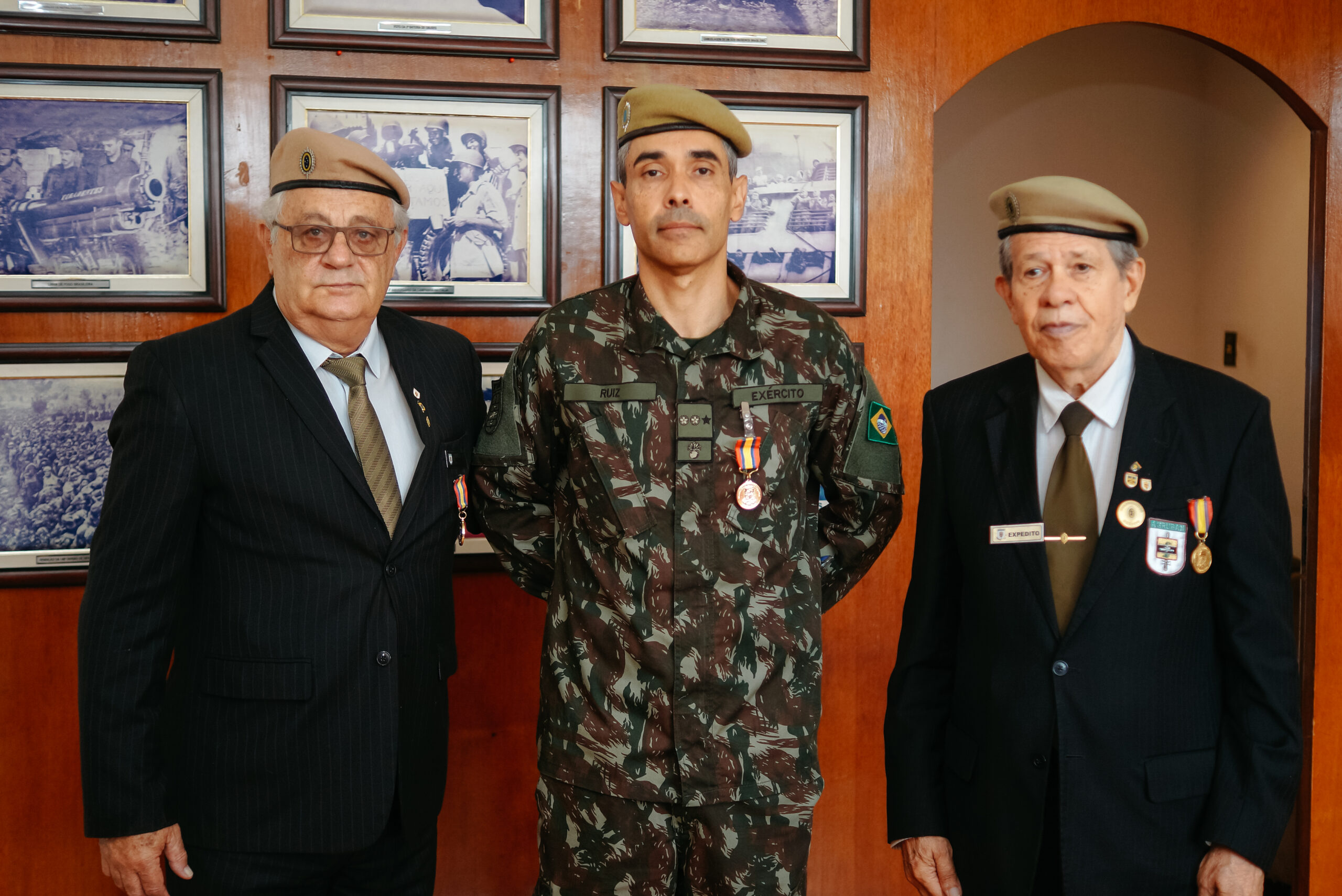 Solenidade de outorga da medalha Souza Carvalho ao Comandante do 20º GAC Amv – Grupo Bandeirante.
